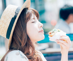 店外で食べる女性