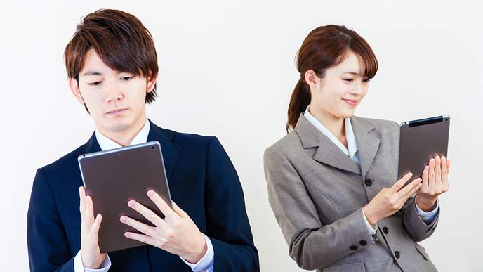 タブレットで翻訳する会社員