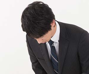 頭を下げる社員
