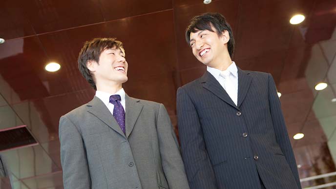 笑顔で会話する会社員