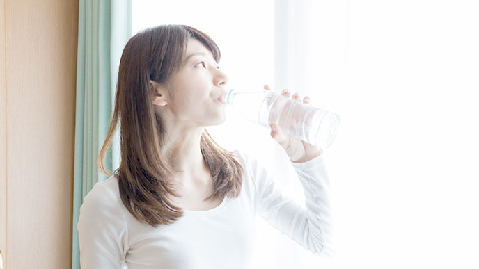 水を飲む女性