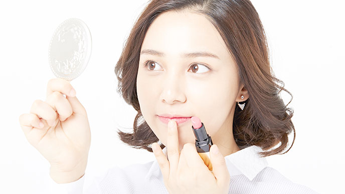 めいくをする女性