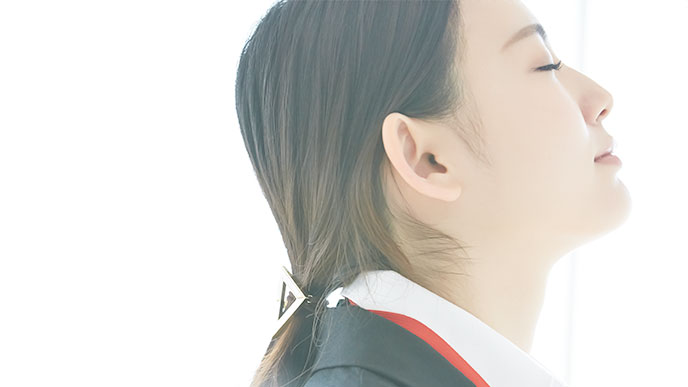 朝日を浴びる女性