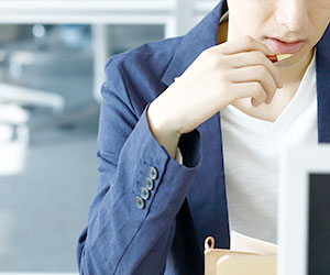 ペンを持って考える男性