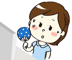 パソコンの前で団扇を使う女性事務員