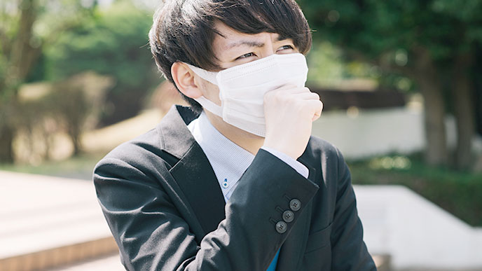 マスクをした男性社員