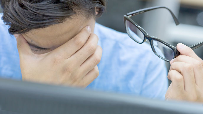 メガネを外した男性