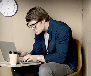 イライラしながら働く男性