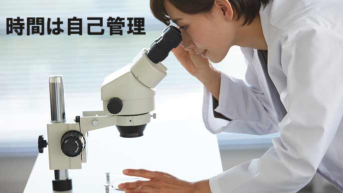 顕微鏡をのぞく研究者