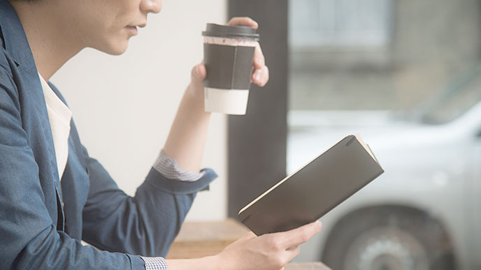 コーヒーを飲む男性