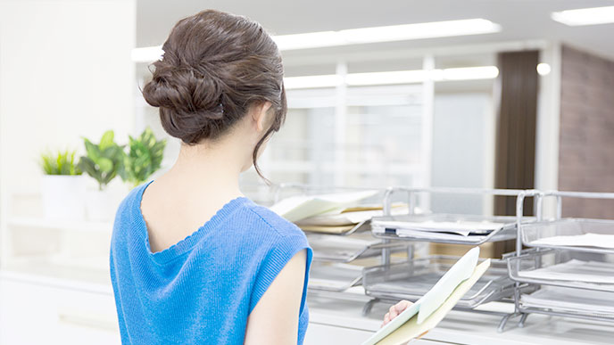 書類整理をする女性