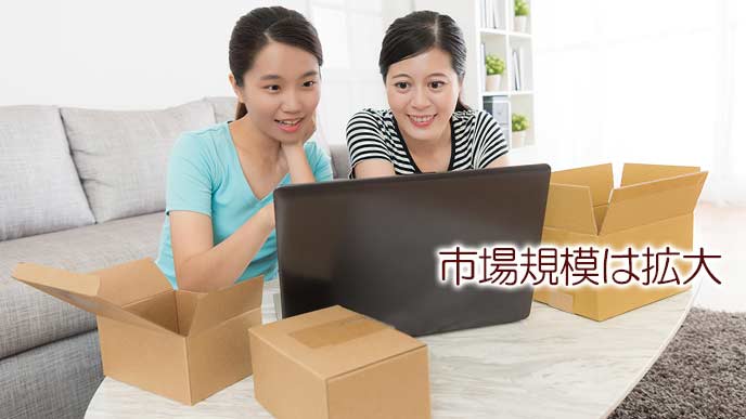 PC画面を見ながら荷物の梱包準備をする女性達
