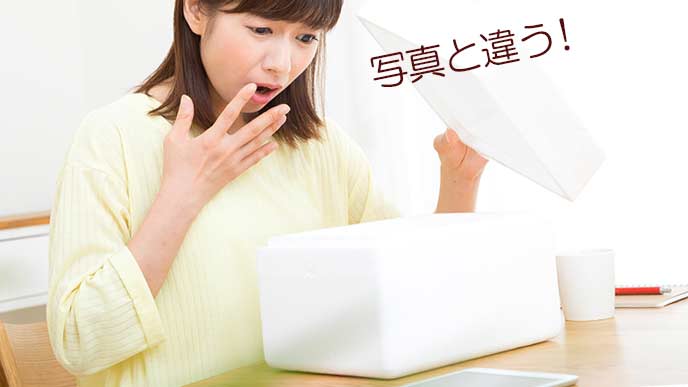 取引で送られてきた品物を見て驚く女性