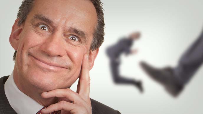 不気味な笑顔でさりげなく退職を奨める男性上司