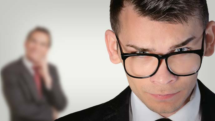 退職を奨められ困惑しつつ必死に対策を考える男性