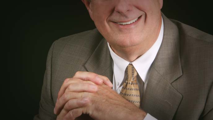 腹黒さを感じさせる笑顔の男性