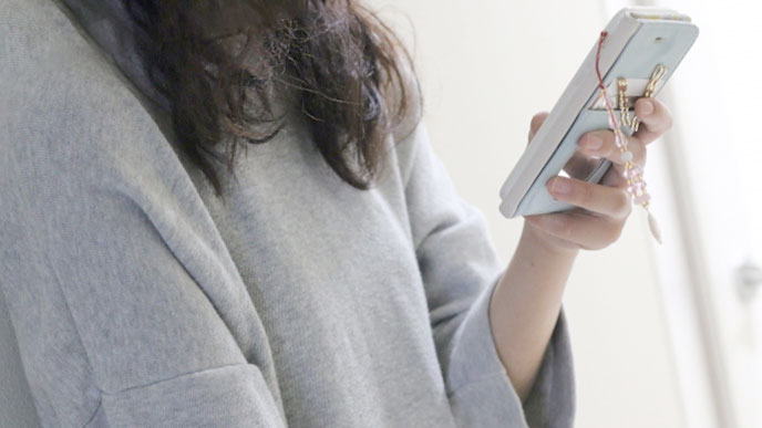 スマホを操作する女性