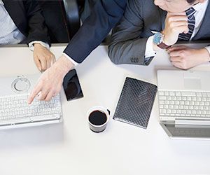 パソコンを操作する社員３人