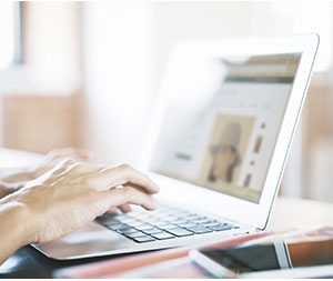 ノートパソコンを操作する人の手