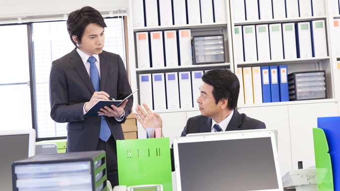 上司の言葉をメモする部下