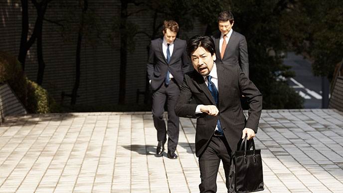 遅刻で必死になっている男の人