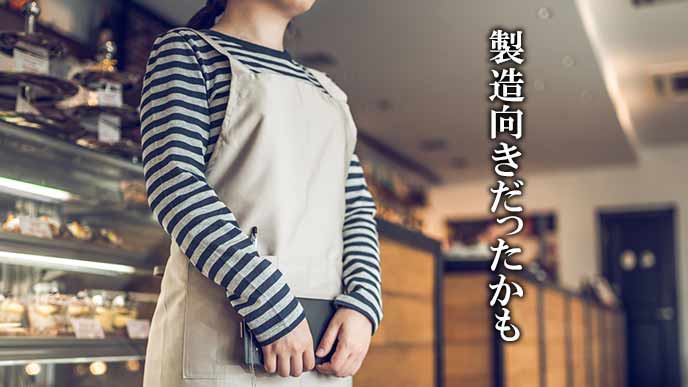 洋菓子の売場に立つ女性店員