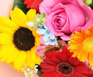 黄色とオレンジと赤の花束