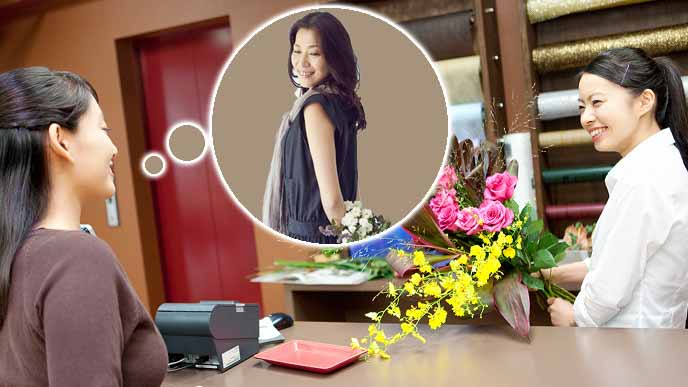 花屋で贈る人のイメージを教える女性