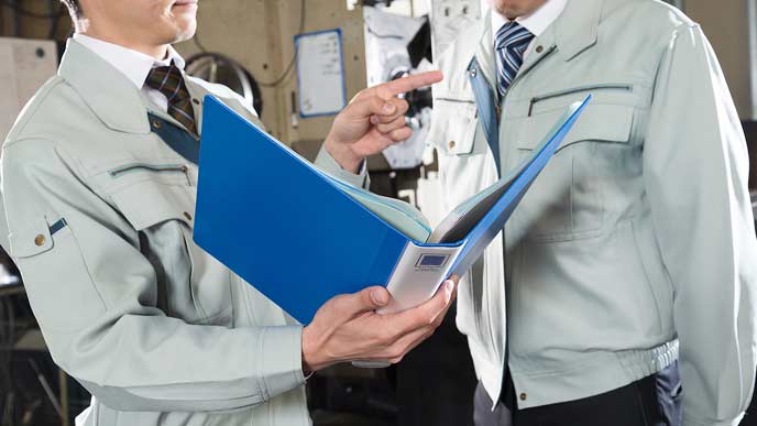 生産現場で指導する社員