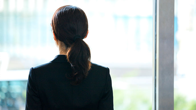 外の景色を見る女性社員