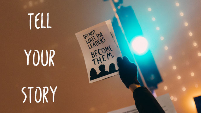 資料を持ち上げる人の手