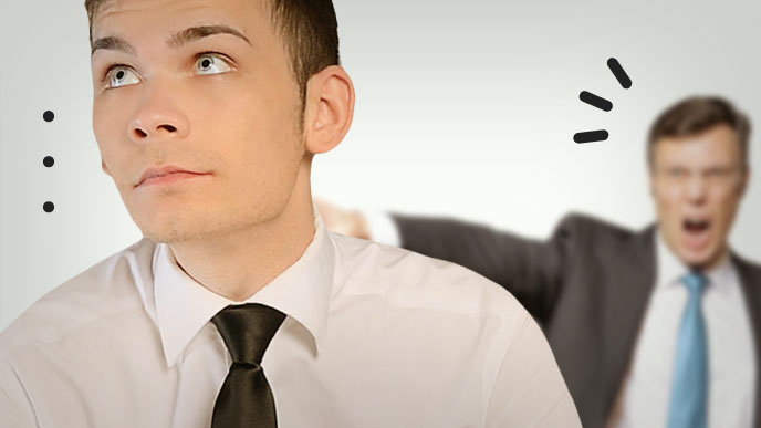 背後で切れている上司をシカトする男性