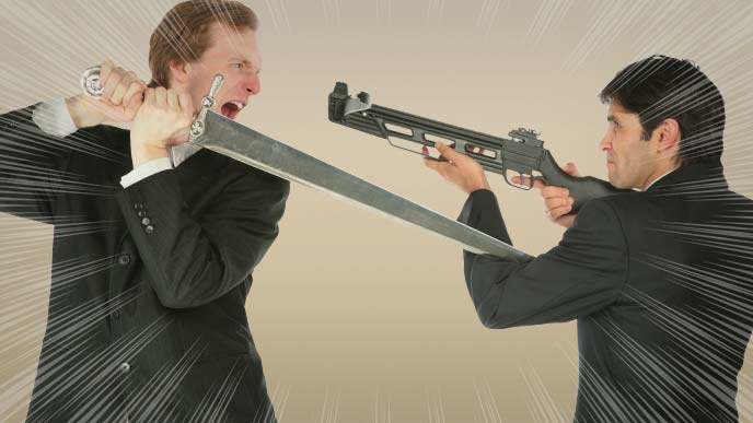武器を持って威嚇し合うスーツ姿の男性2人