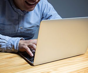 ノートパソコンを操作する男性