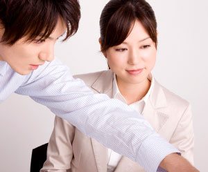 働く社員２人