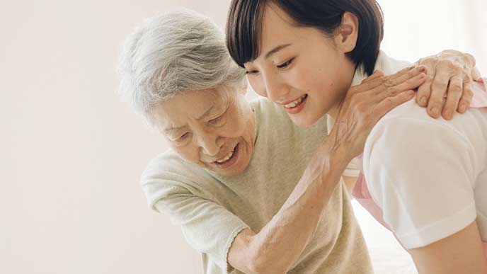 老人を介護するスタッフ