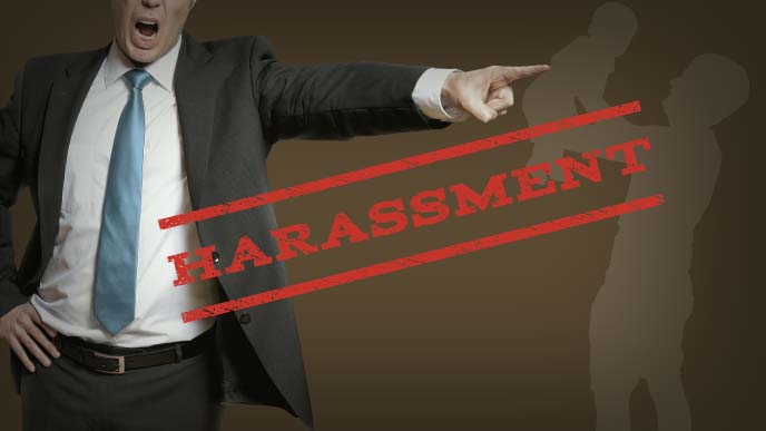 赤ちゃんを抱っこする男性のシルエットと指差して怒っている男性