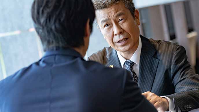 直属の上司に相談する社員
