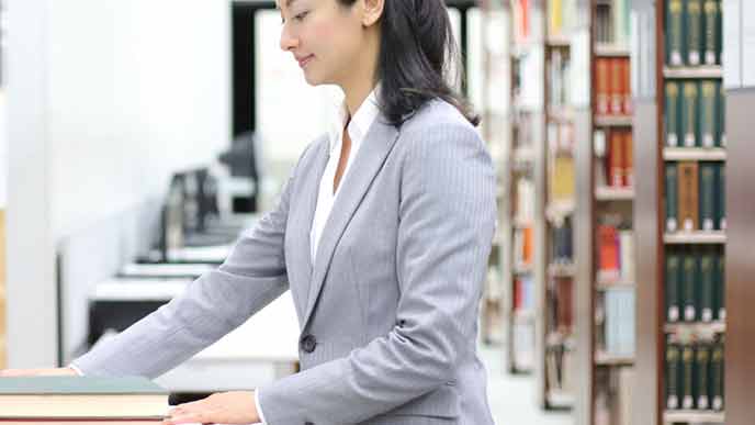 本の管理をする図書館スタッフ