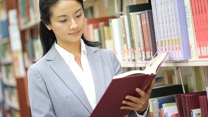 本を閲覧する女性司書