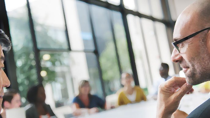 会議で見つめ合うビジネスパートナー