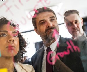 ブレーンストーミングをするチーム