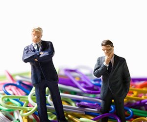 考えるビジネスメン