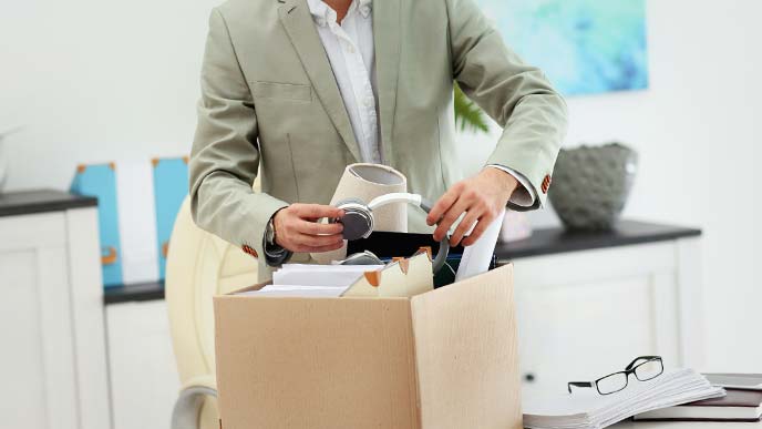 オフィスで荷物をまとめている男性