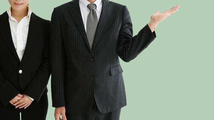身振りで案内をする男性と女性のイメージ