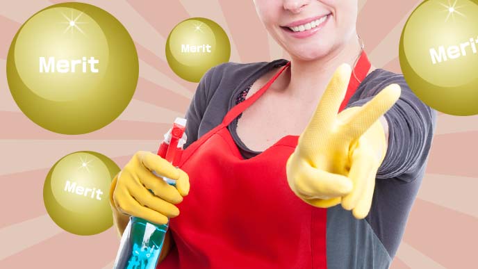 エプロンをしてVサインをする女性