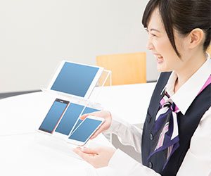 楽しく接客をする女の人