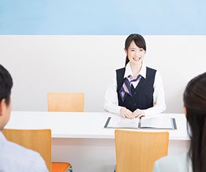 お客さんの質問に対応する女性