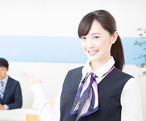 窓口にお客さんを案内する女性