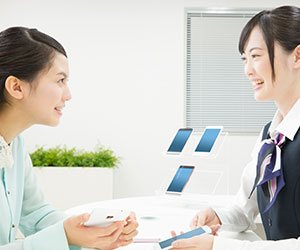 お客さんの相談に乗る女性